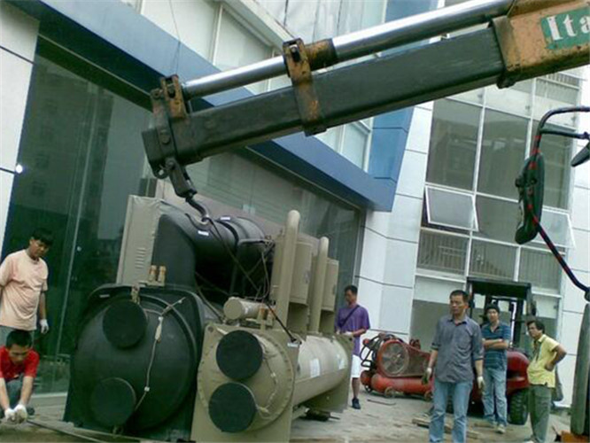 渝北区随车吊和汽车吊的核心区别是什么？哪种更省钱？